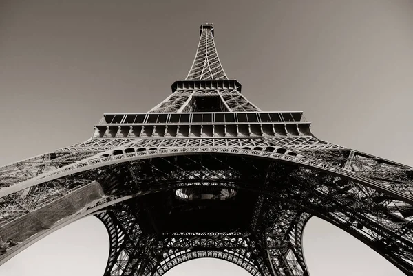 作为著名的城市地标在巴黎埃菲尔铁塔特写视图 — 图库照片