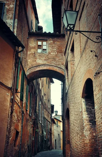 Vista Calle Con Edificios Antiguos Arco Siena Italia — Foto de Stock