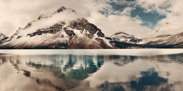 Riflessione Panoramica Bow Lake Con Montagna Innevata Bosco Nel Parco — Foto Stock