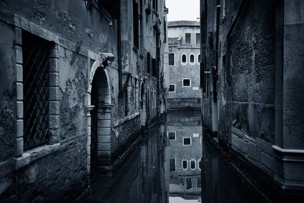 Venedig Kanal Utsikt Med Historiska Byggnader Italien — Stockfoto