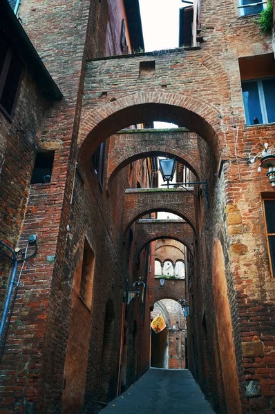 Vista Calle Con Edificios Antiguos Arco Siena Italia — Foto de Stock