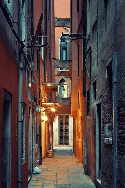 Vista Del Callejón Con Edificios Históricos Por Noche Venecia Italia — Foto de Stock