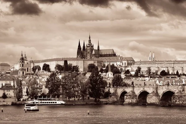 Prager Skyline Und Brücke Über Den Fluss Tschechien — Stockfoto