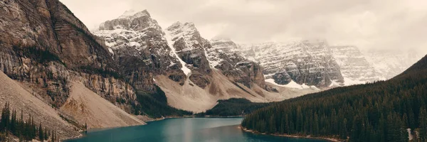 Moraine Lake Sněhem Limitován Hory Banff Národní Park Kanadě — Stock fotografie