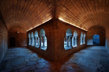Pueblo Espanol Barcelona, İspanya 'daki Romanesque Manastırı' nın koridorunda.