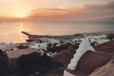 Mykonos Körfezi gün batımında yukarıdan izlendi. Yunanistan.