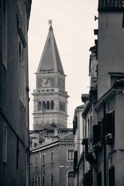 Venedik 'teki tarihi binalar arasında çan kulesi. İtalya.
