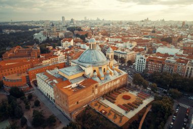 İspanya, Madrid 'de gün doğumunda San Francisco El Grande Kraliyet Bazilikası' nın hava manzarası.
