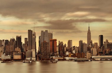 Manhattan midtown gökdelenler ve New York şehir manzarası gün batımında