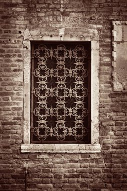 İtalya 'nın Venedik kentindeki tarihi binaların pencerelerine yakın çekim.