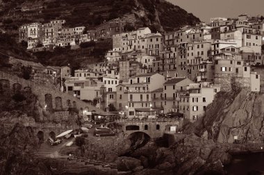 İtalyan stili binalar geceleyin İtalya 'nın Cinque Terre kentindeki Manarola' da uçurumun kenarında..
