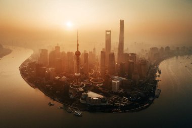 Şanghay şehri, Pudong iş bölgesi ve Çin 'de ufuk çizgisi ile gündoğumu hava manzarası..