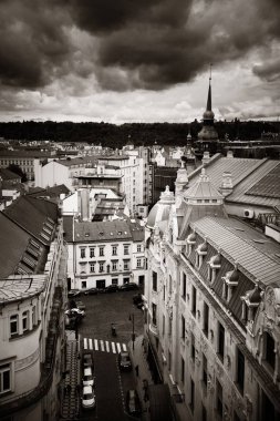 Prag, Çek Cumhuriyeti 'ndeki tarihi binalarla çatısı manzaralı.