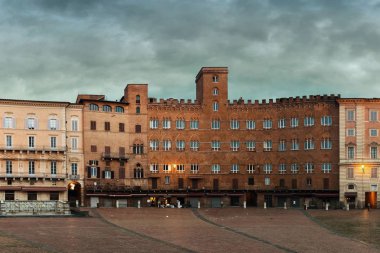 Siena, İtalya 'daki Piazza del Campo' daki eski binalar.