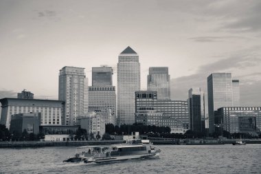 Londra 'daki Canary Wharf iş bölgesi siyah ve beyaz. 