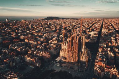 Sagrada Familia Basilica hava manzarası İspanya 'nın Barcelona kentinin en ünlü simgesidir.
