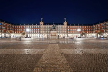 Plaza Belediye Başkanı Madrid, İspanya 'daki tarihi binalarla geceleyin.