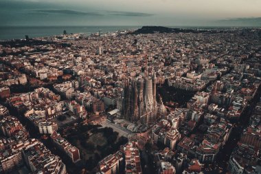 İspanya 'daki binalarla Barselona gökyüzü manzarası.