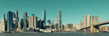 Gökdelenleri ve Brooklyn Köprüsü olan Manhattan finans bölgesi.