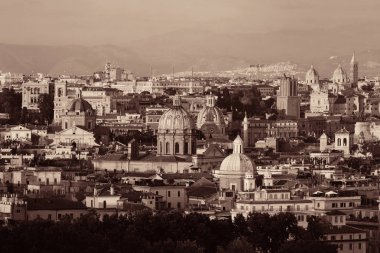 İtalya 'da antik mimari ile Roma çatı manzarası monokrom. 
