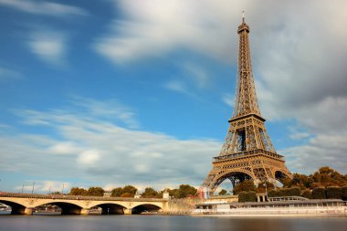 Paris, Fransa 'da Seine Nehri ve Eyfel Kulesi.