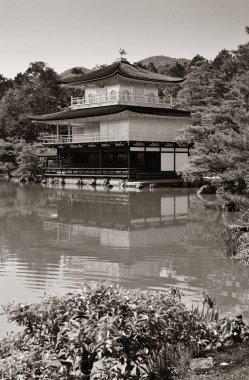 Kyoto, Japonya 'daki tarihi yapısına sahip Kinkaku-ji tapınağı..