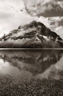 Kanada Banff Ulusal Parkı 'nda Bow Gölü' nde dağlar ve orman yansıması ve sis.
