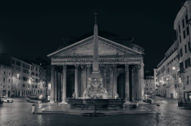 Gece sokak manzaralı Pantheon. İtalya 'nın Roma kentindeki en iyi korunmuş antik Roma binalarından biridir..