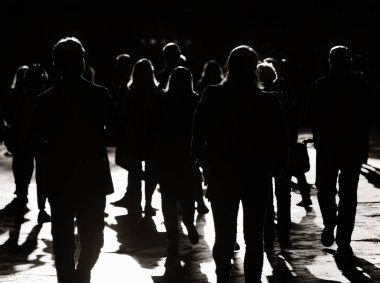 Madrid, İspanya 'da gün batımında turistlerin silueti ile sokak manzarası.