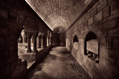 Pueblo Espanol Barcelona, İspanya 'daki Romanesque Manastırı' nın koridorunda.