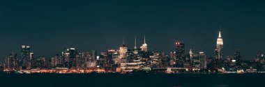 Manhattan 'ın göbeğinde Hudson Nehri üzerinde alacakaranlık manzarası