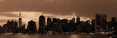 Midtown Manhattan siluetinin alacakaranlıkta panorama Bw Doğu Nehri üzerinde