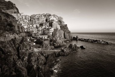 Manarola, İtalya 'nın Cinque Terre kentindeki uçurumun üzerindeki binalarla Akdeniz' e tepeden bakar. Siyah ve beyaz.