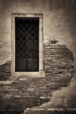 İtalya 'nın Venedik kentindeki tarihi binaların pencerelerine yakın çekim.