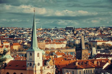 Prag, Çek Cumhuriyeti 'ndeki tarihi binalarla çatısı manzaralı.