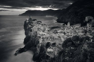 Vernazza, İtalya Cinque Terre 'de kayaların üzerinde siyah beyaz binalar..
