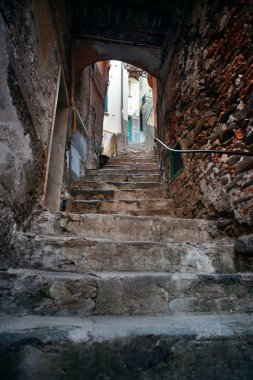 Cinque Terre, İtalya 'da tipik Riomaggiore sokak manzarası.