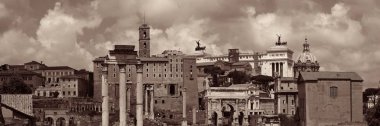 Tarihi binaların kalıntılarıyla Roma Forumu. İtalya.