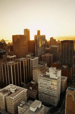 Gün batımında kentsel mimari ile Vancouver çatı manzarası.
