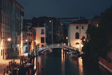 Venedik kanalı gece köprüsü ve tarihi binalarla birlikte. İtalya.
