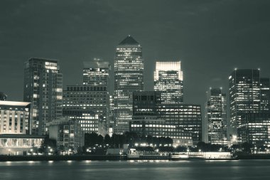 Londra 'daki Canary Wharf iş bölgesi Thames Nehri üzerinde gece. 
