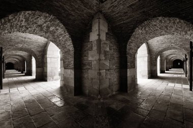 Kemer yapısı olan yürüyüş yolu. Barcelona, İspanya 'daki Castell de Montjuic Kalesi