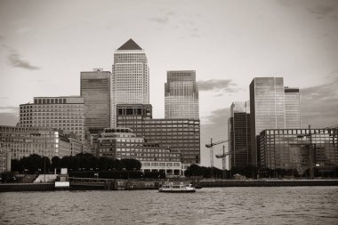 Londra 'daki Canary Wharf iş bölgesi siyah ve beyaz. 