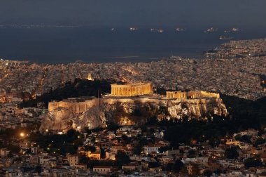 Atina, Akropolis, Yunanistan ile Lykavitos Dağı 'ndan gece gökyüzüne yükseldi.