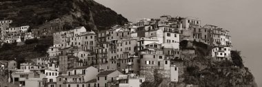 İtalya 'nın Cinque Terre kentindeki Manarola' daki uçurum panoramasının üzerinde İtalyan tarzı yerleşik binalar..