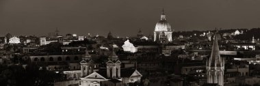 Geceleri İtalya 'da gökdeleni ve antik mimarisi olan Roma çatısı manzarası. 