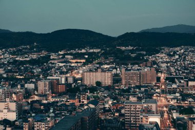 Kyoto şehir çatı görünümü gece yukarıdan. Japonya.