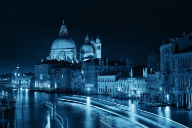 İtalya 'da Venedik Büyük Kanalı gece boyunca açık yollarla dolu..