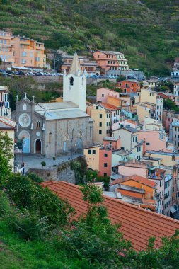 İtalya 'nın Cinque Terre kentindeki dağdan Riomaggiore izlendi.