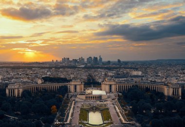 Paris şehrinin gökyüzü çatısı manzaralı Gün batımında savunma, Fransa.